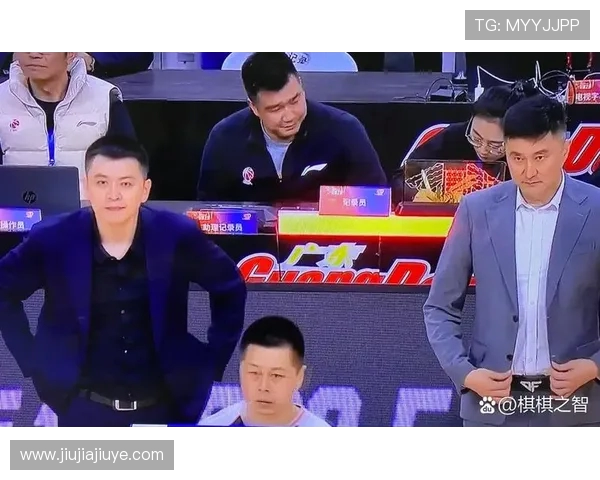 杨鸣与杜锋赛后微笑拥抱展现对输球的坦然态度